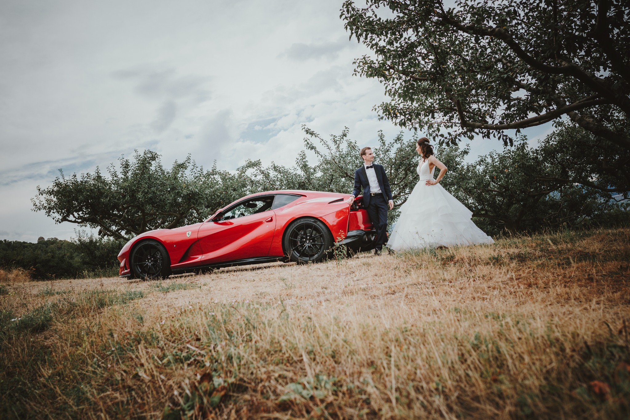 Exklusive Hochzeitsfotografie eines eleganten Brautpaares